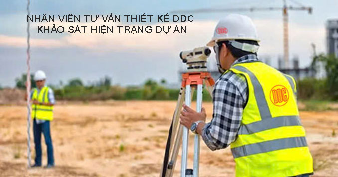 Kỹ sư đang đo đạc tọa độ mặt hồ để chuẩn bị tư vấn thiết kế nhạc nước